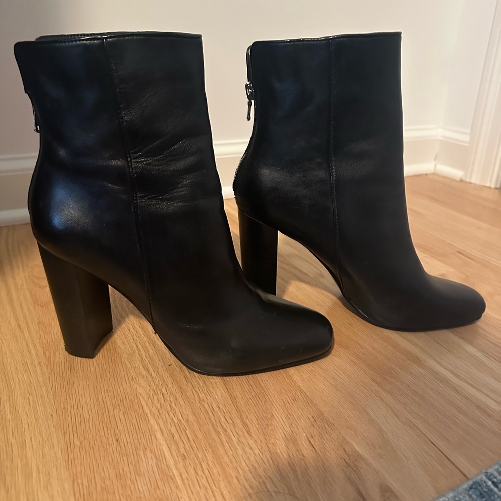Aqua black ankle bootie size 10 barely worn with zip back